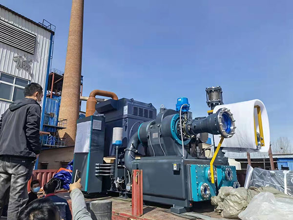 560KW離心機(jī)用戶卸貨現(xiàn)場(chǎng)，海格爾服務(wù)，只要您需要，我們都在。